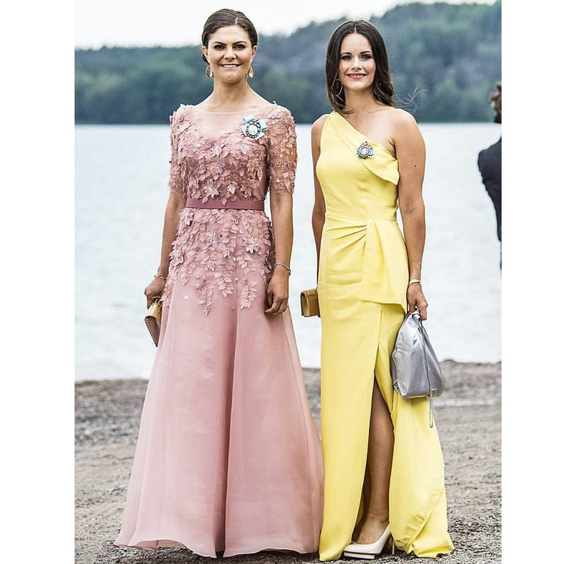  الاميرة صوفيا اعتمدت تصميماً عصرياً وجريئاً باللون الاصفر بقصة الكتف الواحد والشق الجانبي