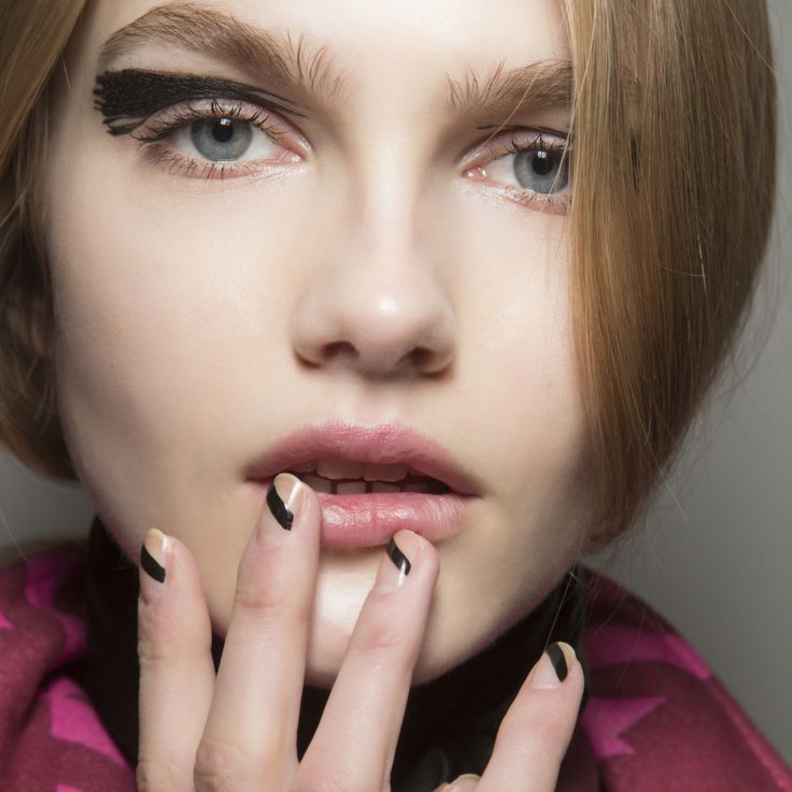 يمكن أن تستخدمي الرسمات والأكسسوارات في نفس الوقت