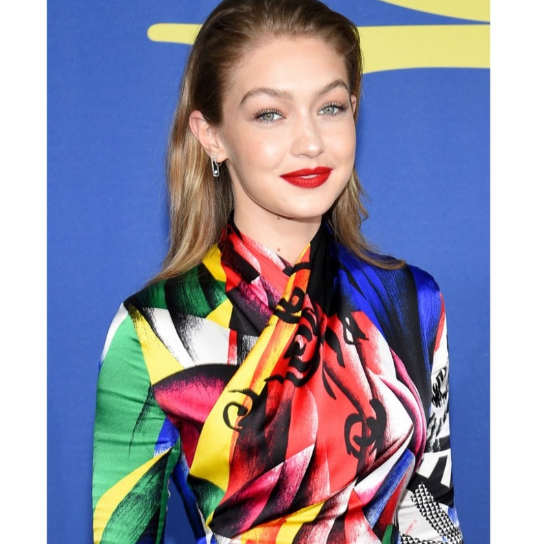 تسريحات شعر ويفي مسحوبة الى الخلف مع IRINA SHAYK