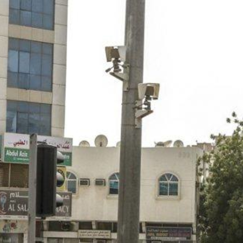 ضبط المركبات منتهية الترخيص عبر كاميرات "عجمان دار الأمان"