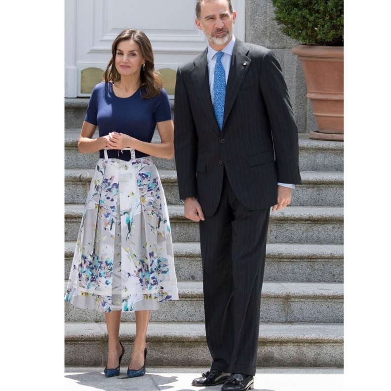  إطلالة ليتيزيا ملكة إسبانيا بتنورة واسع ومزخرفة خلال استقبالها ملك أوكرانيا وعقيلته