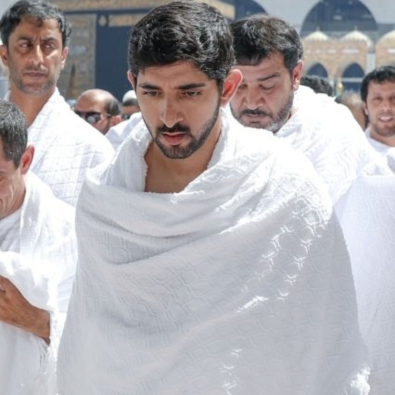 الشيخ فزاع خلال تأديته لمناسك العمرة