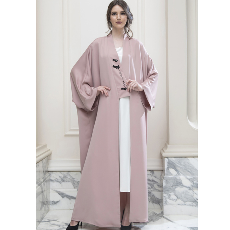 عباية مرهفة وأنيقة مع لمسات من الورود على الأكمام من ضحى الحريري