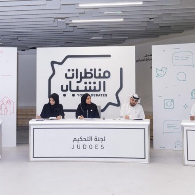 أثر وسائل التواصل الاجتماعي على طاولة مناظرات الشباب في الامارات