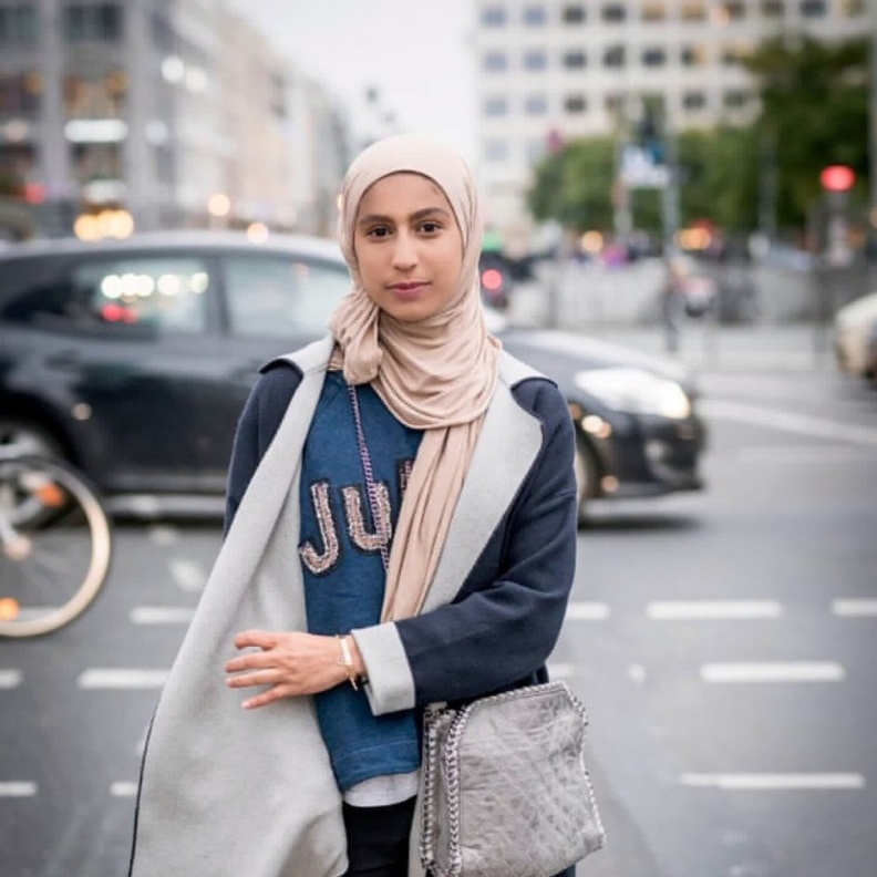 سعوديات يحملن علم المملكة بافتتاحية المونديال في روسيا