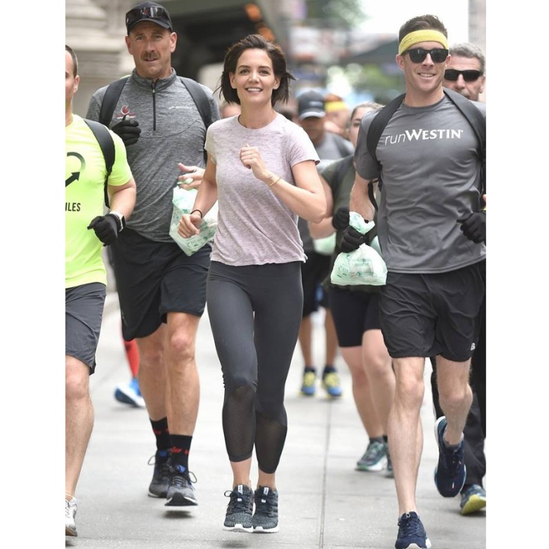 كاتي هولمز خلال مشاركتها في فعالية يوم الركض العالمي في نيويورك