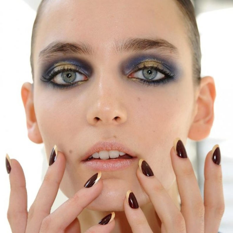 الأظافر البيضاوية تتناسب مع الأصابع القصيرة والعريضة أكثر من الأظافر المربعة