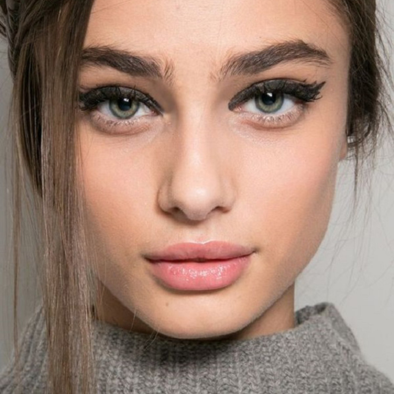 درجة أحمر شفاه طبيعية