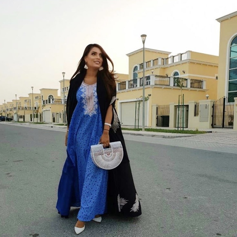 قفطان ميدي بطبعات ملونة من Canava Design