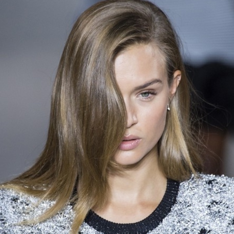 أما ألوان الشعر الأشقر مع الخصل البنية من Julian Macdonald