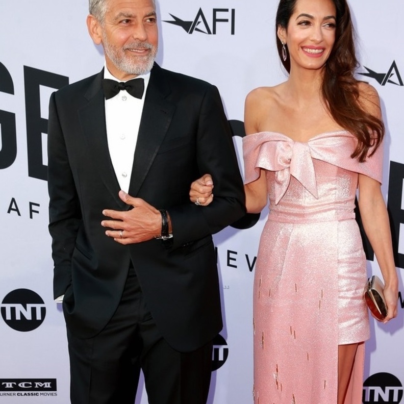  سيندي كروفورد ‏Cindy Crawford‏ بفستان أبيض ملكي مع قصة الكتف الواحد من دار‎ Stella ‎McCartney