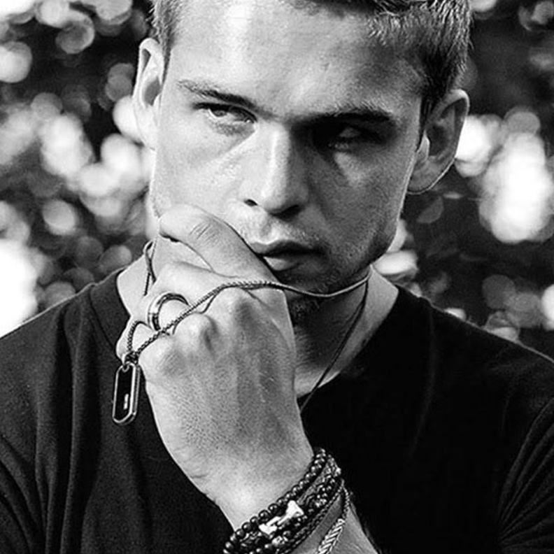  لأصحاب الذوق الكلاسيكي اختر الأساور باللون الأسود