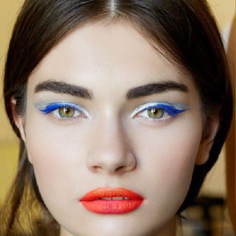  كحل بنفسجي لإطلالة جريئة