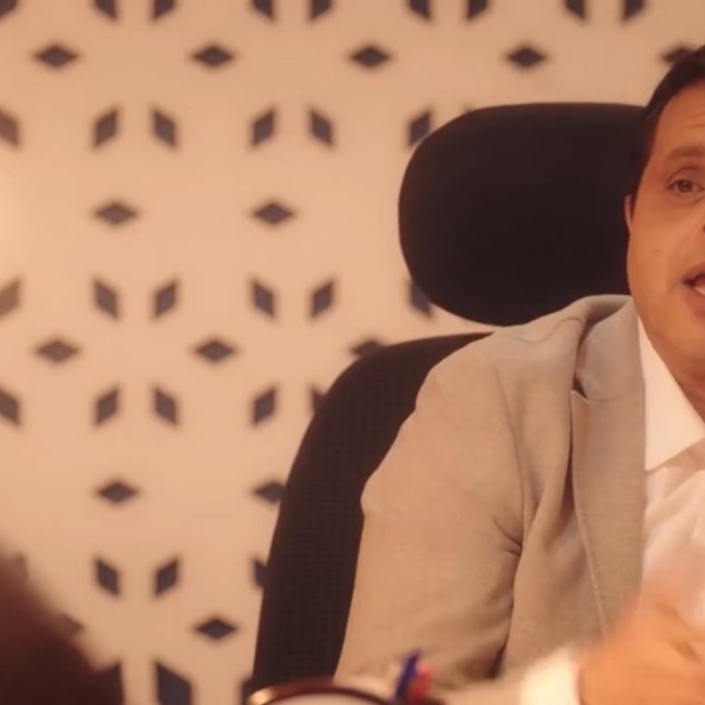 محمد هنيدي يواصل الكوميديا