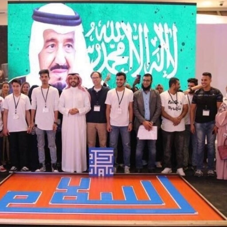 جانب من بناء أكبر لوحة خط كوفي بالعالم