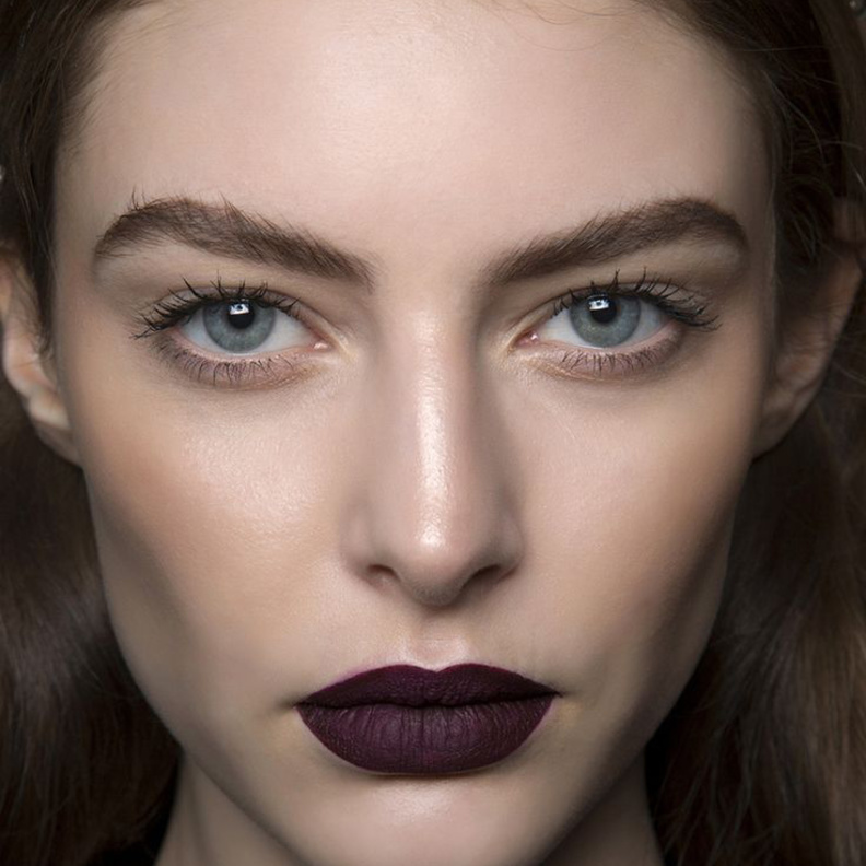 إذا كانت بشرتك قمحية، جربي أحمر الشفاه البنفسجي