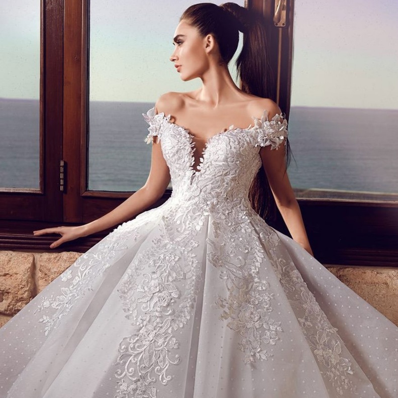 فستان من ايلي صعب