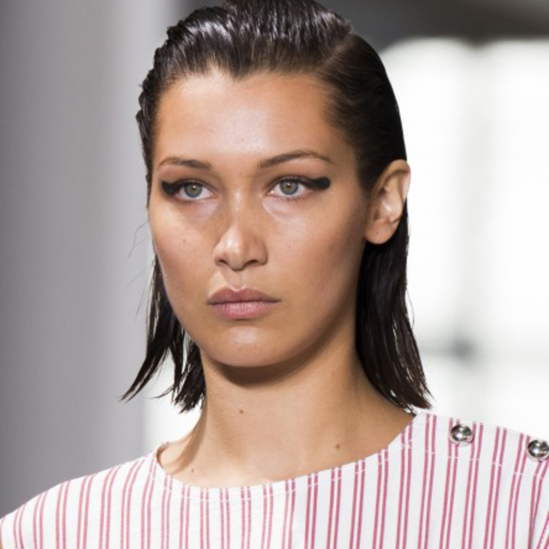 الشعر الكاريه مع الغرة الوسطية والطويلة بأسلوب مالس على طريقة ‏Carolina Herrera