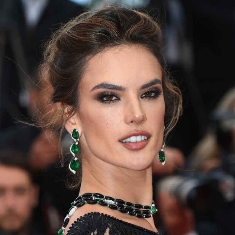  ميلي بوبي براون ترتدي أقراط من ريبوسي Repossi