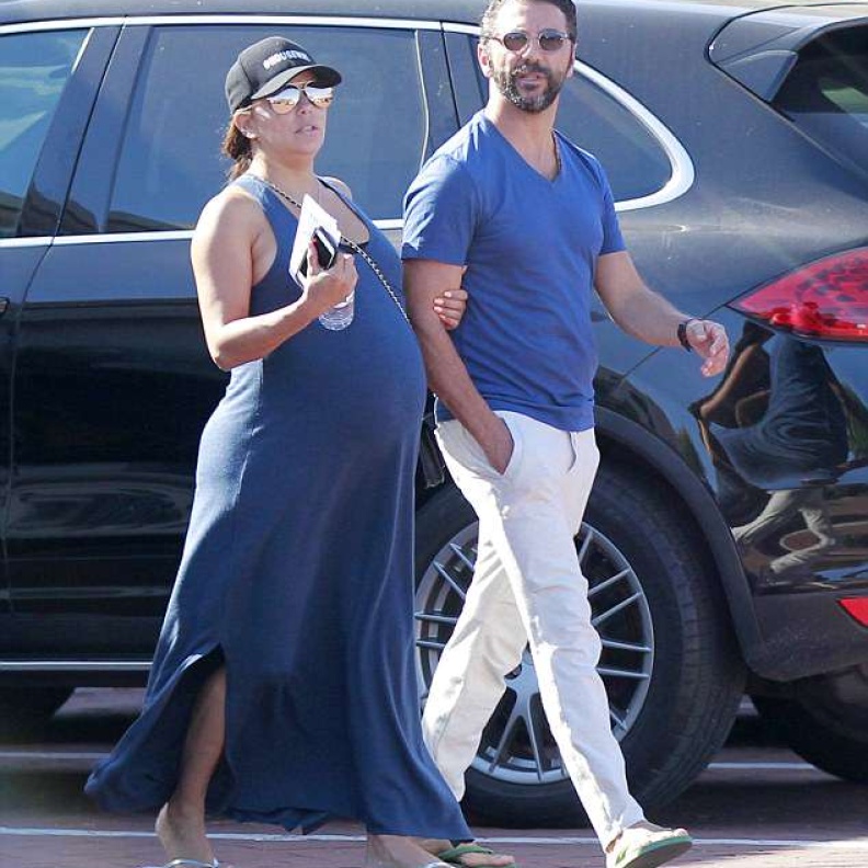 لا زالت إيفا لونجوريا تعد الأيام بانتظار موعد ولادة طفلها الأول