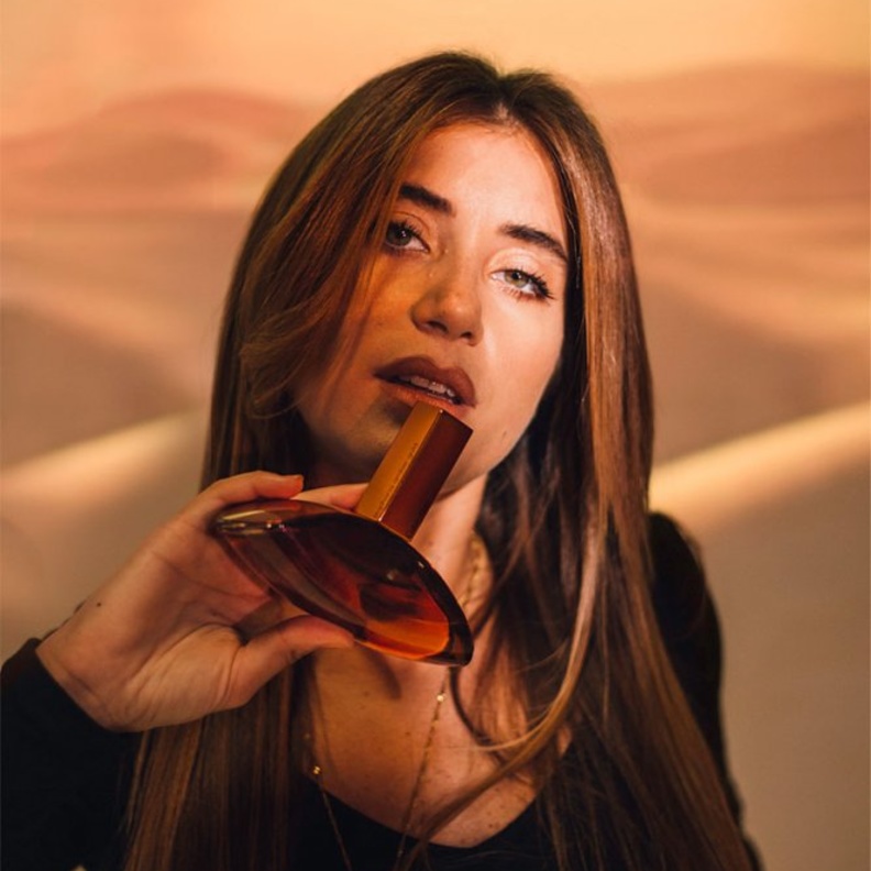  تمتعي بتدفّق دفئ الليالي العربية والشاعرية في رمضان مع عطر euphoria Amber Gold Calvin Klein