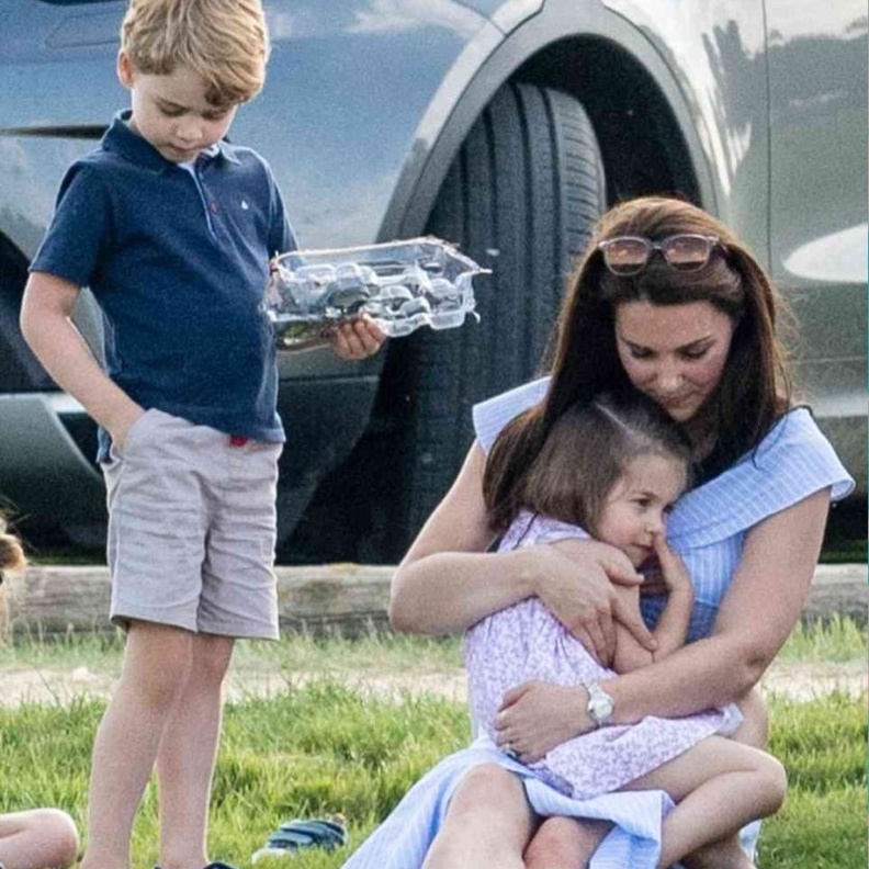 كيت ميدلتون تشارك طفليها اللعب أثناء حضورهم مباراة بولو