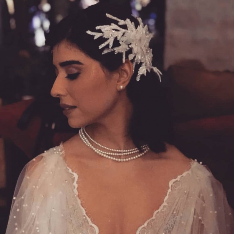 مكياج زهري مع أحمر الشفاه المشرق بأسلوب جولبا