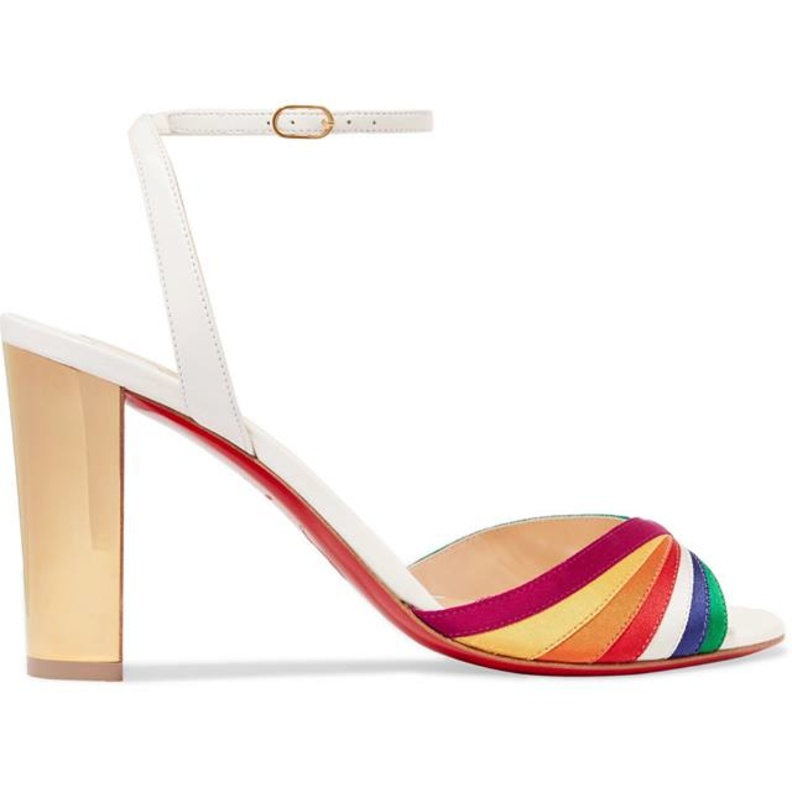 اعتمدي موديلات صنادل بكعوب منخفضة وعريضة هذا الصيف