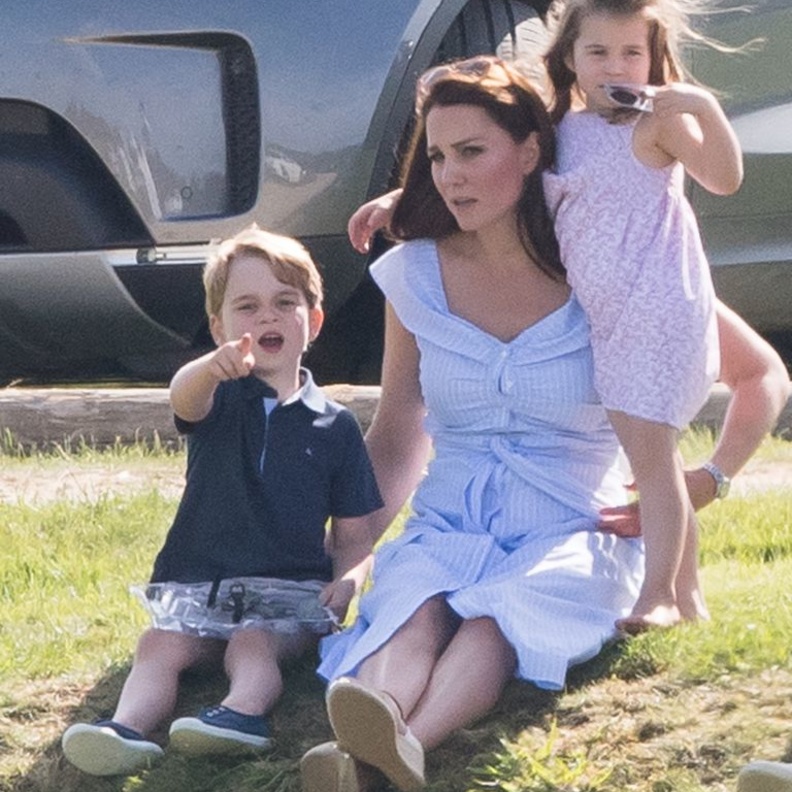 كيت ميدلتون kate Middletonتختار فستان مقلم باللون الأزرق بتوقيع دار Zara