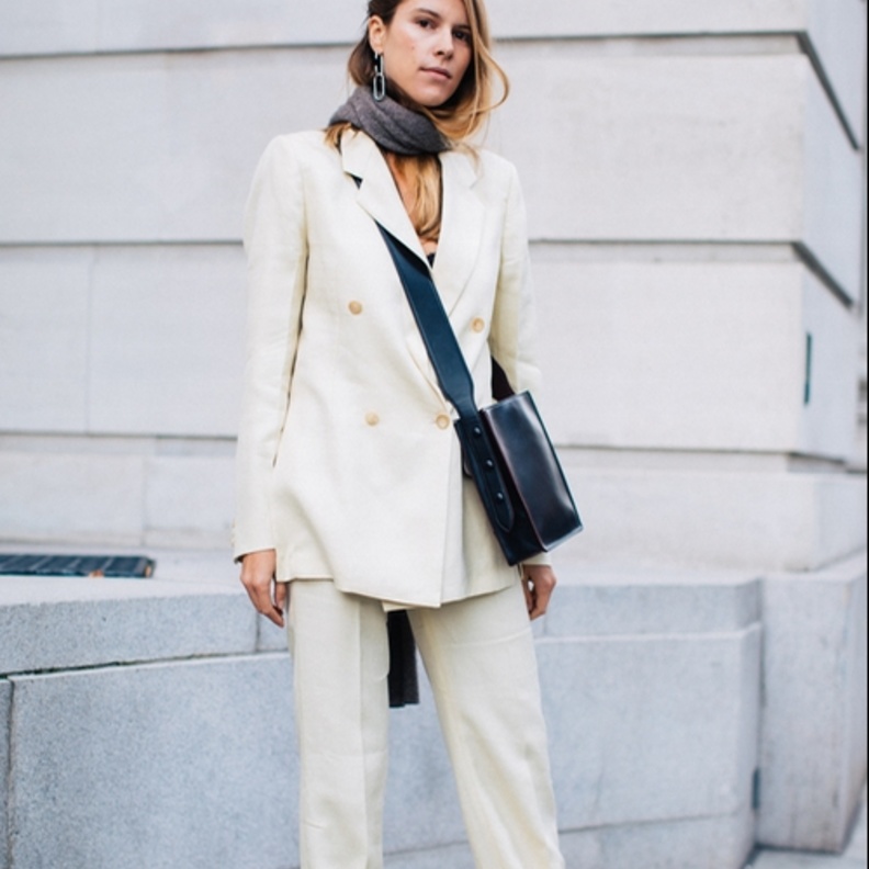  ريهانا نسّقت سروال كولوت مع كروب توب وحذاء مفتوح بكعب عالٍ