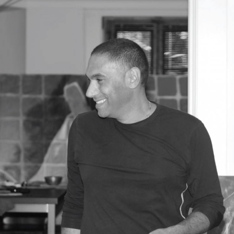 كنبة من تصميم الفنان