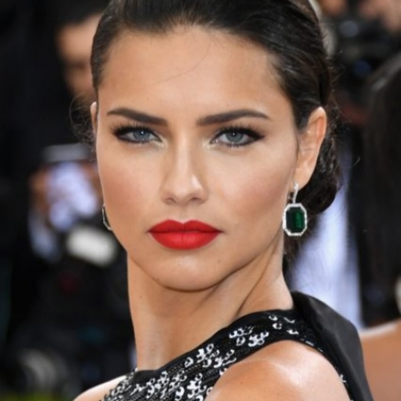 رسمات آيلاينر أسود مع أحمر الشفاه من أدريانا ليما Adiana Lima