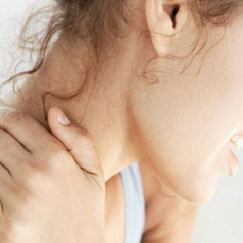 ضغط فقرات الرقبة على الأعصاب يسبب ألم مبرح.