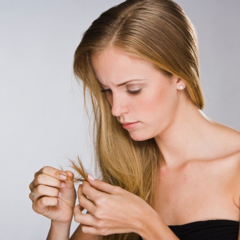 قومي بقص الأجزاء والأطراف المقصفة في شعرك بصفة دورية