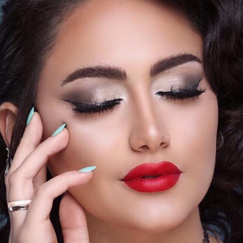 مكياج فضي مع أحمر شفاه جريء