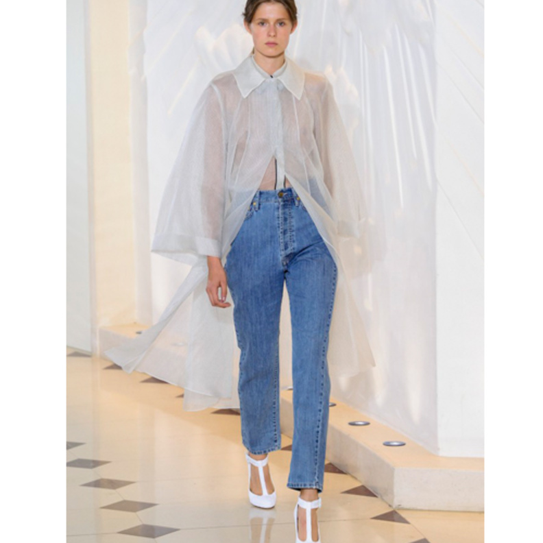 من ايميليا ويكستيد قصّة جينز جميلة وأنثوية