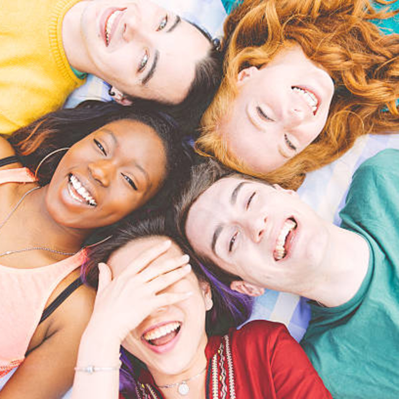 بالنسبة للمراهق الجوزاء، الأصدقاء هم بمثابة عائلة أخرى