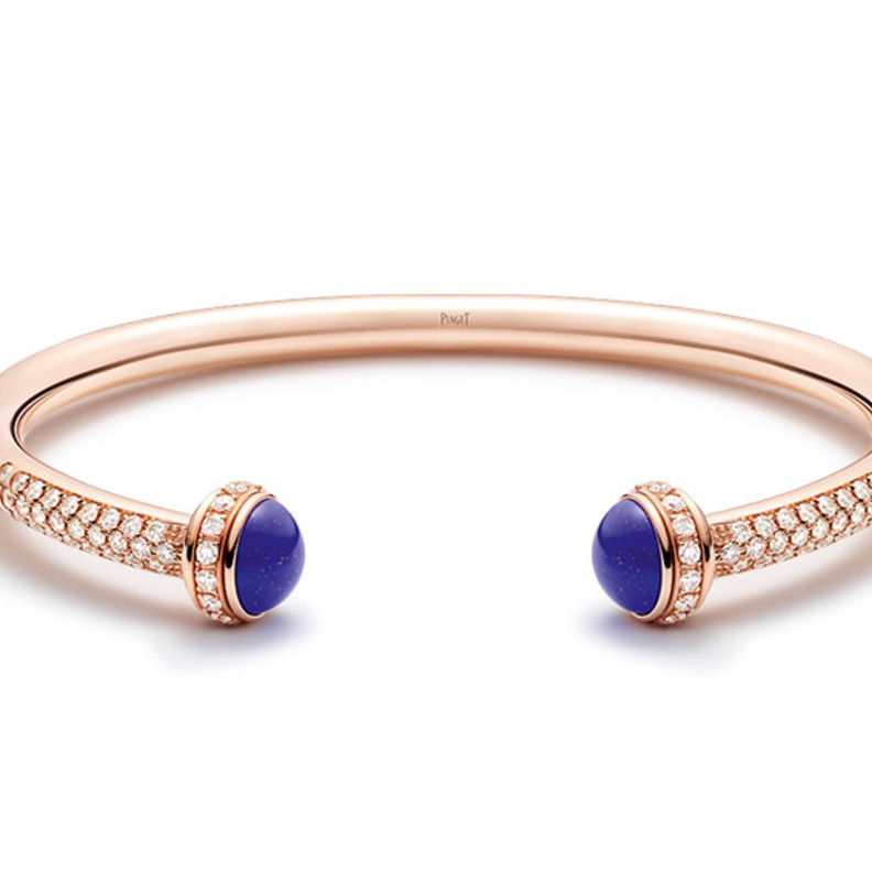 ساعة على شكل قلادة من الذهب الأصفر وميناء من اللازورد