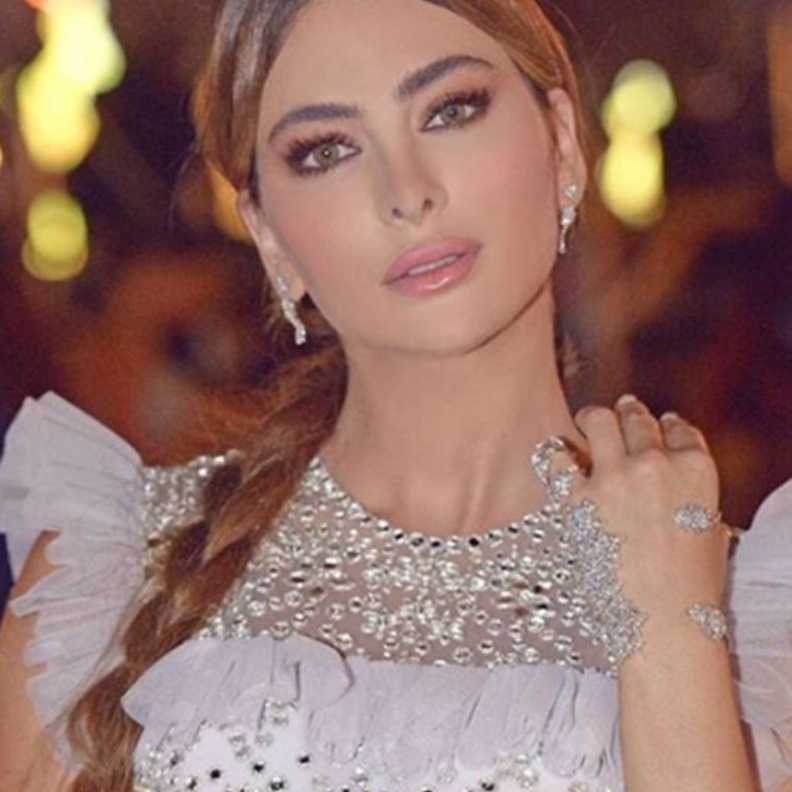 تسريحات شعر كيرلي من وحي نجوى كرم.