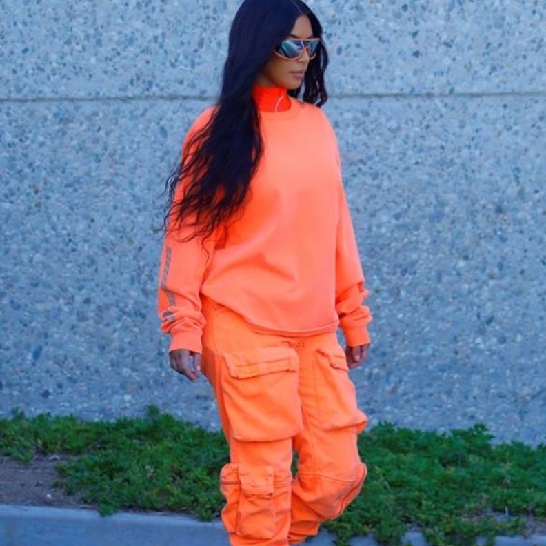 كيم كاردشيان باطلالة فاقعة الألوان خلال جلسة تصوير في لوس أنجلوس