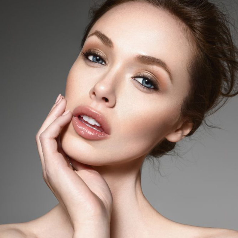 تمشيط الحواجب ستساعدك في التخفيف من حدة الخطوطط الذي رسمتيها