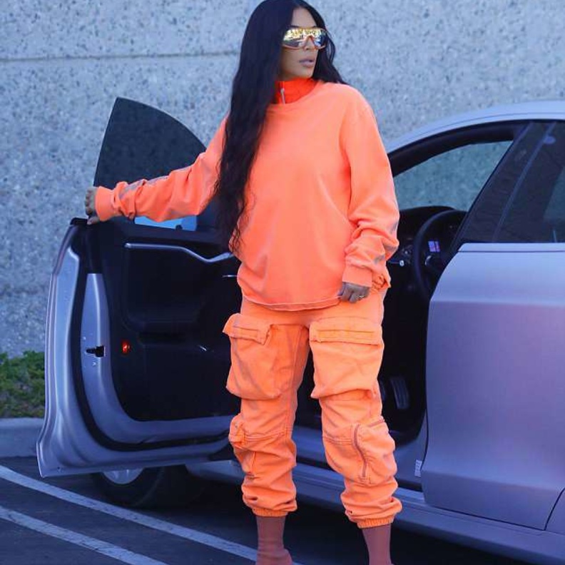 لفتت كيم الانظار باللون الاحمر حين ارتدت توب و بايكر شورت واكملت اطلالتها بجوارب سميكة فضية