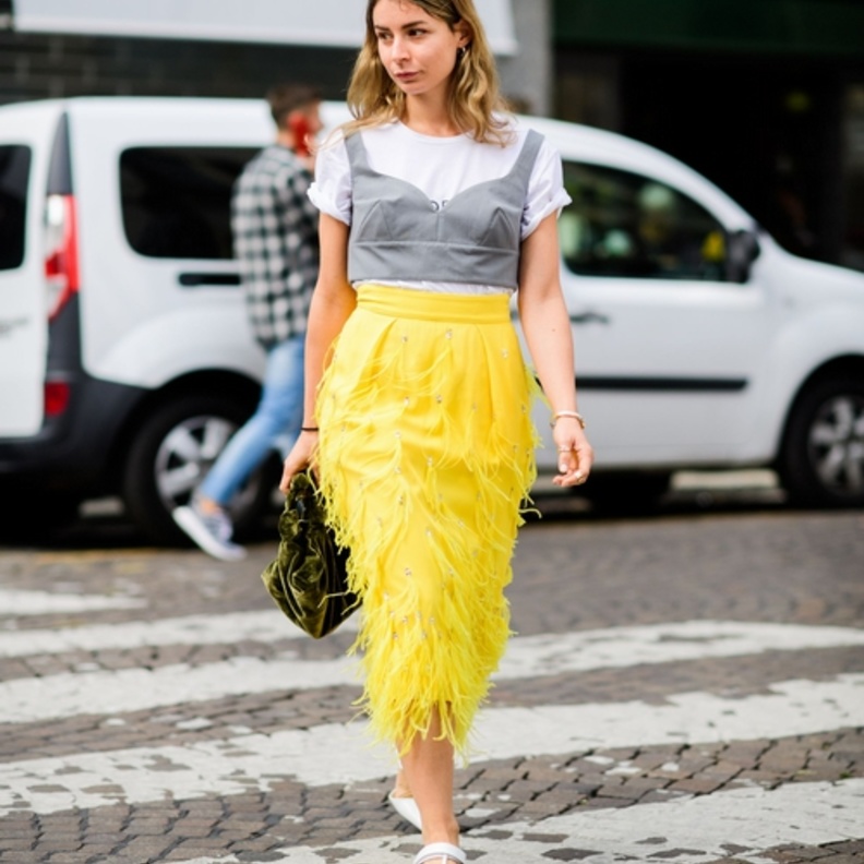 اختاري تنورة باللون الأصفر لاطلالة يومية لافتة