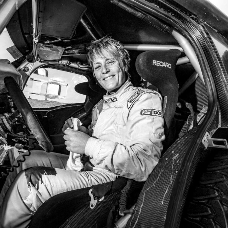 الألمانية يوتا كلاينشميث أول امرأة تاريخياً تتوج بطلةً لرالي دكار الشهير.