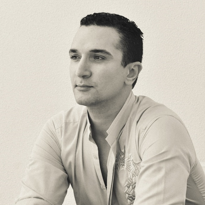 المصمم حاتم العقيل