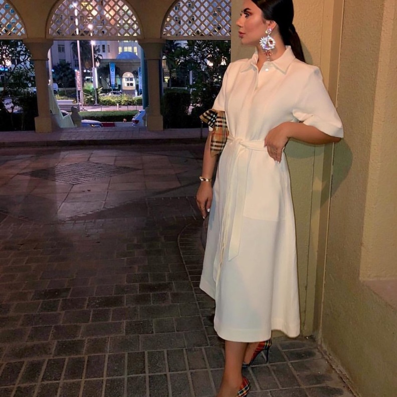 قفطان ناعم وأنيق مخصّر وطويل يليق بقصيرات القامة