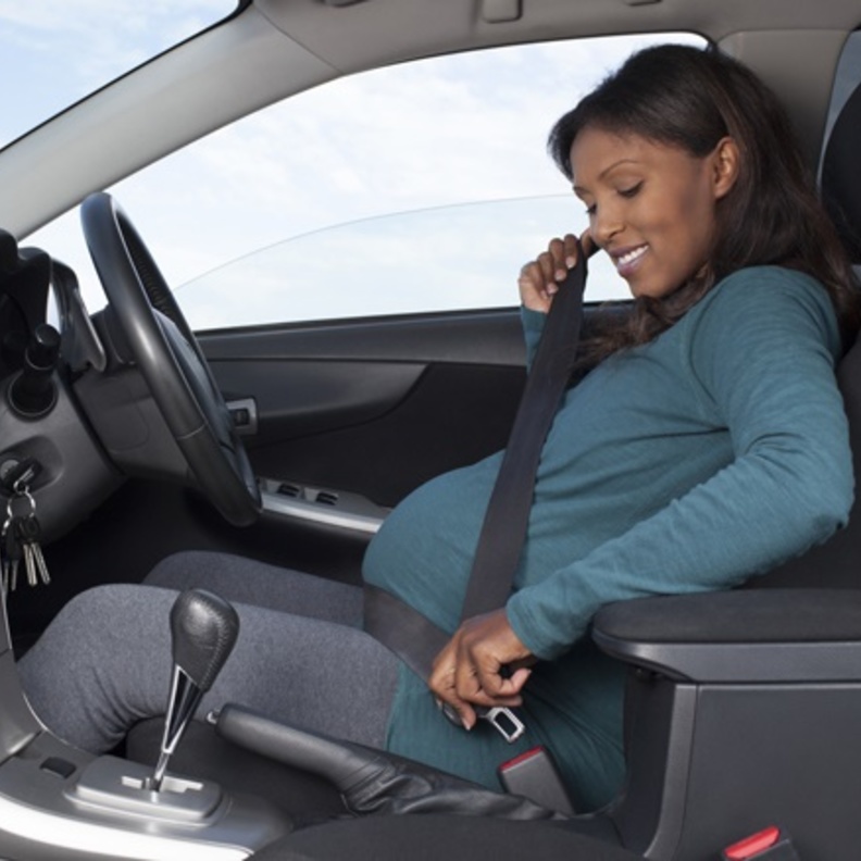 يجب على المرأة الحامل تنشيط الوسادة الهوائية في السيارة