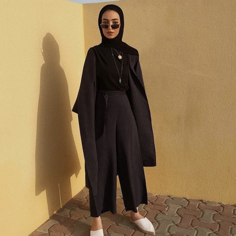 اطلالة ملهمة من وحدة الالوان باسلوب انيق ومحتشم