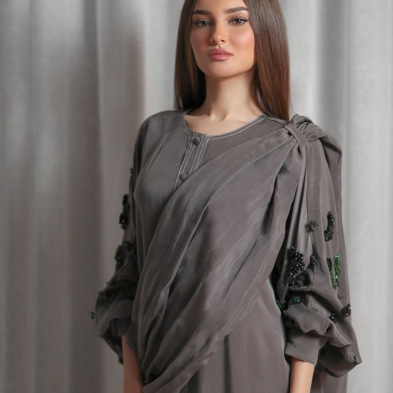 عباية سوداء مزدانة بالوان ميتاليكية