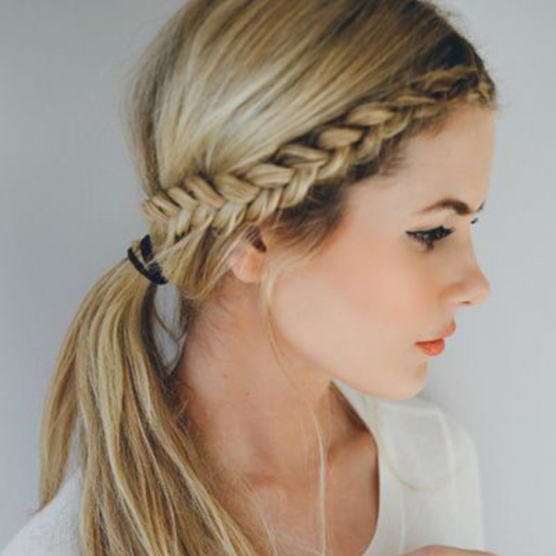 قد تكون تسريحة الكعكة العشوائية عملية للشعر القصير